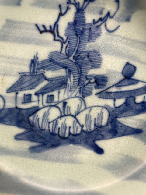 古玩陶瓷清中期 冬青釉青花山水高士垂釣紋盤真品鑒賞圖