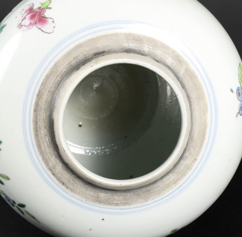 古玩陶瓷粉彩蝶戀花紋罐真品鑒賞圖