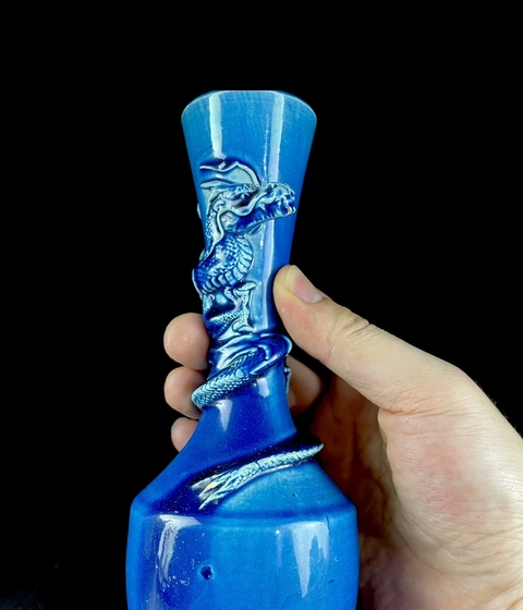 古玩陶瓷孔雀藍釉盤龍紋瓶真品鑒賞圖