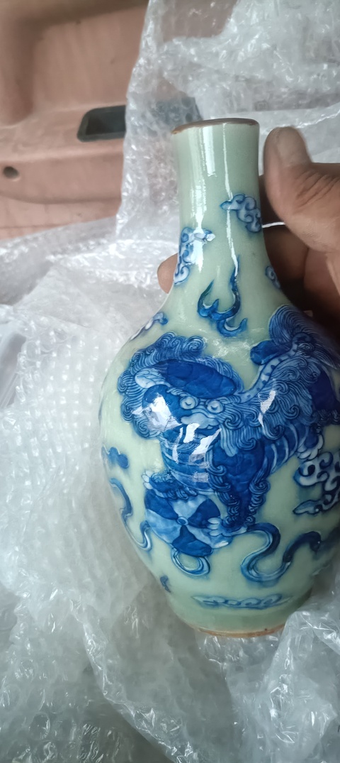 古玩陶瓷豆青釉青花獅紋天球瓶真品鑒賞圖