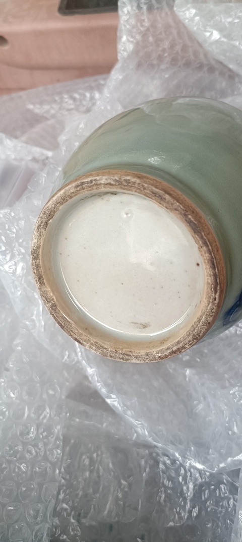 古玩陶瓷豆青釉青花獅紋天球瓶真品鑒賞圖