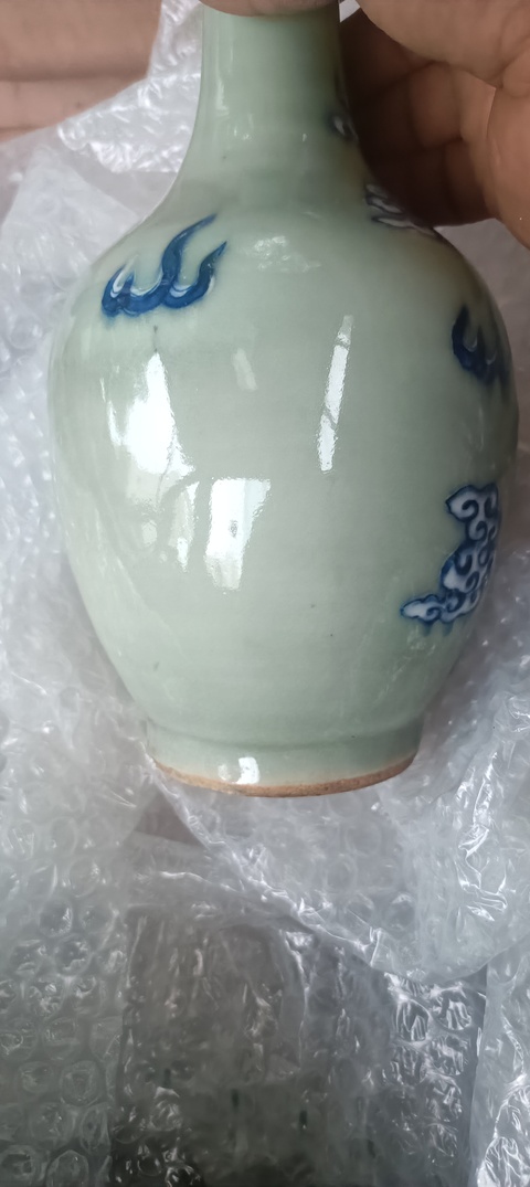 古玩陶瓷豆青釉青花獅紋天球瓶真品鑒賞圖