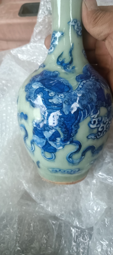 古玩陶瓷豆青釉青花獅紋天球瓶真品鑒賞圖