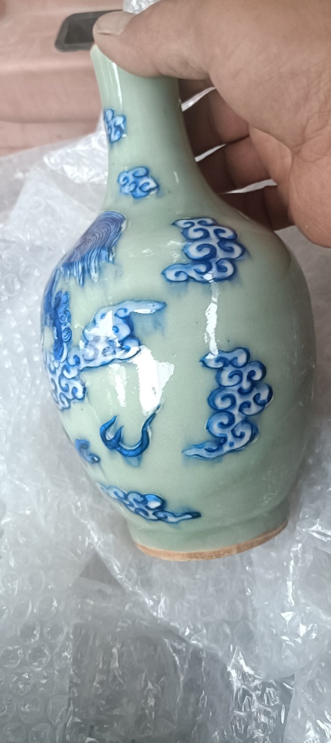 古玩陶瓷豆青釉青花獅紋天球瓶真品鑒賞圖