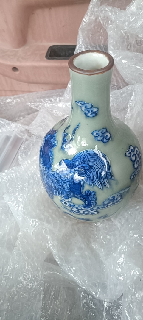 古玩陶瓷豆青釉青花獅紋天球瓶真品鑒賞圖