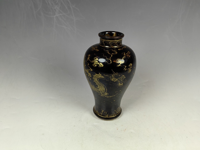 古玩陶瓷清晚烏金釉描金龍趕珠紋梅瓶真品鑒賞圖