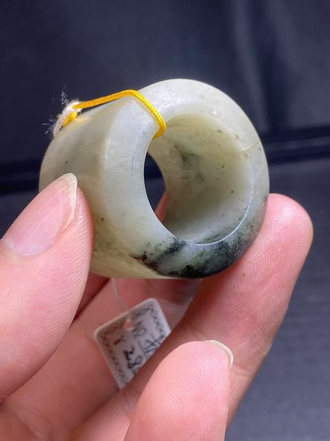 古玩玉器（放漏）清代獨山玉雕“素紋扳指”拍賣，當前價格1800元