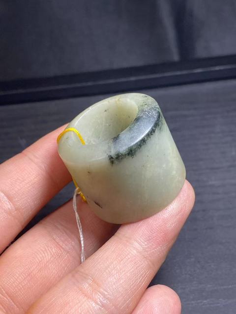 古玩玉器（放漏）清代獨山玉雕“素紋扳指”拍賣，當前價格1800元