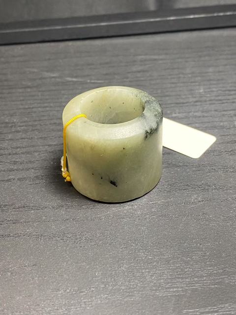 古玩玉器（放漏）清代獨山玉雕“素紋扳指”拍賣，當前價格1800元