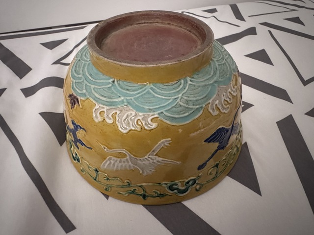 古玩陶瓷黃地素三彩云鶴紋碗真品鑒賞圖
