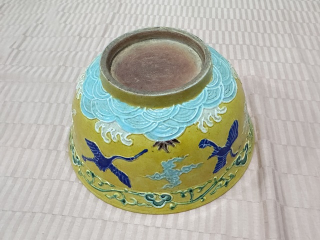 古玩陶瓷黃地素三彩云鶴紋碗真品鑒賞圖