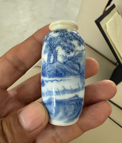 古玩陶瓷青花釉里紅山水人物鼻煙壺真品鑒賞圖