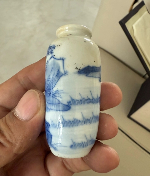古玩陶瓷青花釉里紅山水人物鼻煙壺真品鑒賞圖