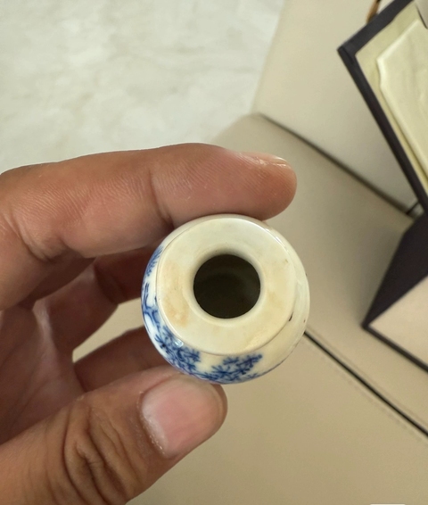 古玩陶瓷青花釉里紅山水人物鼻煙壺真品鑒賞圖