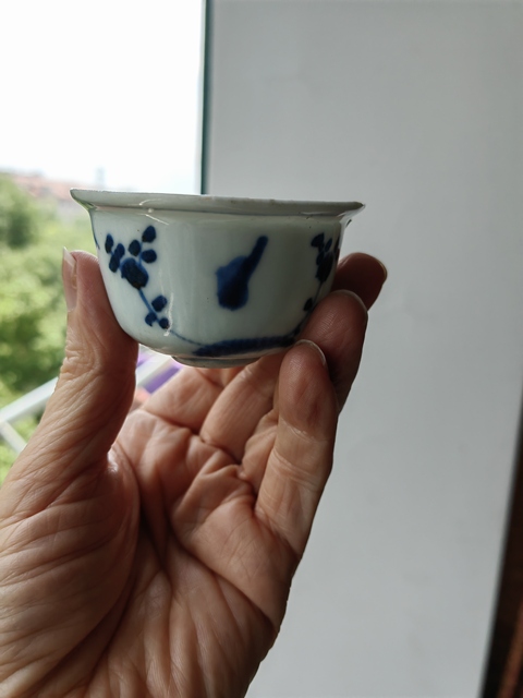 古玩陶瓷青花竹菊圖茶杯真品鑒賞圖