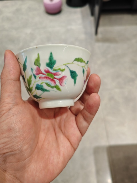 古玩陶瓷花卉紋粉彩杯真品鑒賞圖