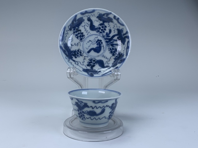 古玩陶瓷清康熙·青花松鼠葡萄紋杯碟真品鑒賞圖