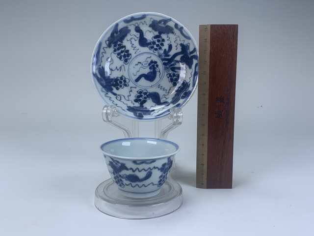 古玩陶瓷清康熙·青花松鼠葡萄紋杯碟真品鑒賞圖
