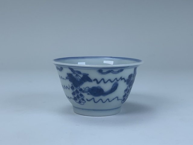 古玩陶瓷清康熙·青花松鼠葡萄紋杯碟真品鑒賞圖