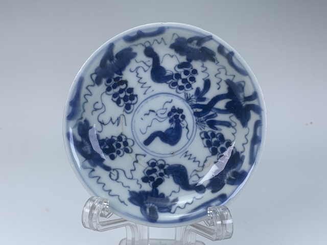 古玩陶瓷清康熙·青花松鼠葡萄紋杯碟真品鑒賞圖