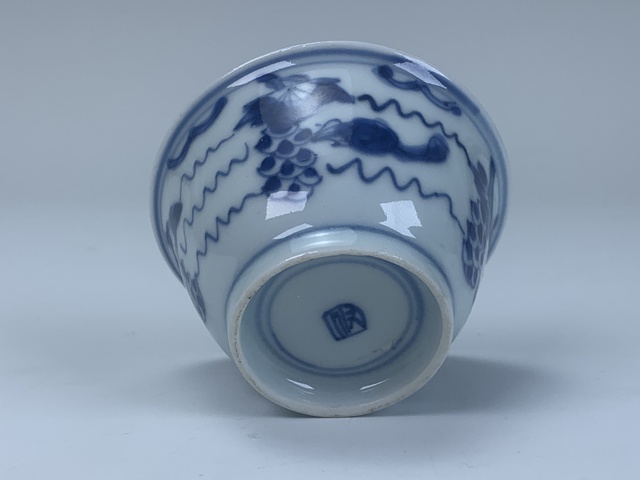 古玩陶瓷清康熙·青花松鼠葡萄紋杯碟真品鑒賞圖