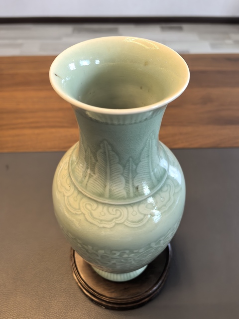 古玩陶瓷大清乾隆年製官窯款豆青釉暗刻纏枝蓮紋瓶拍賣，當(dāng)前價格4500元