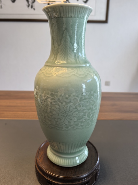 古玩陶瓷大清乾隆年製官窯款豆青釉暗刻纏枝蓮紋瓶拍賣，當(dāng)前價格4500元