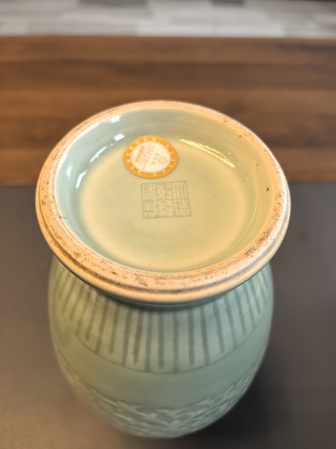 古玩陶瓷大清乾隆年製官窯款豆青釉暗刻纏枝蓮紋瓶拍賣，當(dāng)前價格4500元