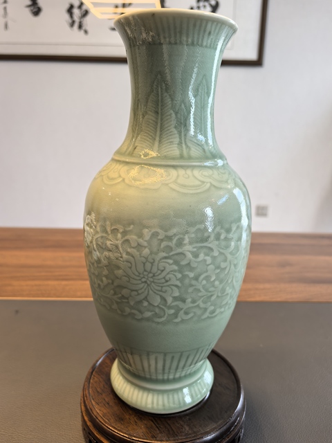 古玩陶瓷大清乾隆年製官窯款豆青釉暗刻纏枝蓮紋瓶拍賣，當(dāng)前價格4500元