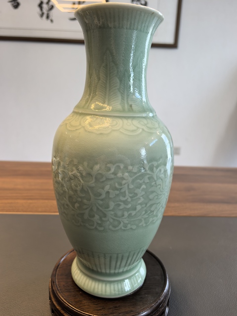 古玩陶瓷大清乾隆年製官窯款豆青釉暗刻纏枝蓮紋瓶拍賣，當(dāng)前價格4500元