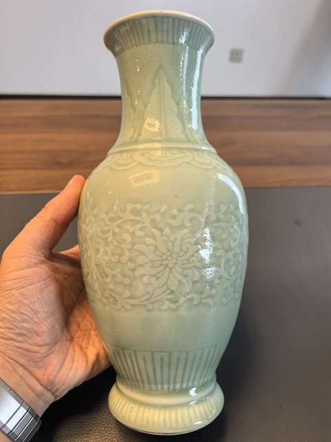 古玩陶瓷大清乾隆年製官窯款豆青釉暗刻纏枝蓮紋瓶拍賣，當(dāng)前價格4500元