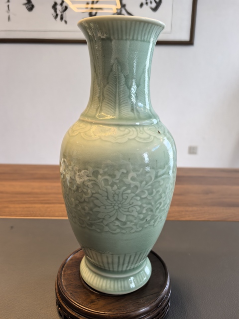 古玩陶瓷大清乾隆年製官窯款豆青釉暗刻纏枝蓮紋瓶拍賣，當(dāng)前價格4500元