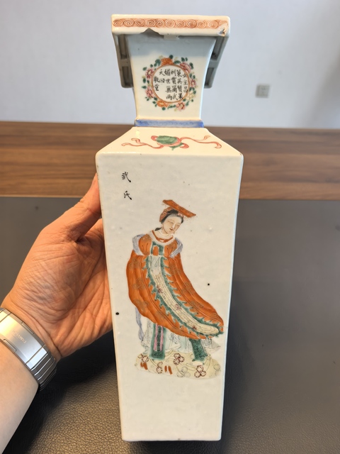 古玩陶瓷民國(guó)粉彩無(wú)雙譜人物詩(shī)文四方瓶拍賣(mài)，當(dāng)前價(jià)格9800元