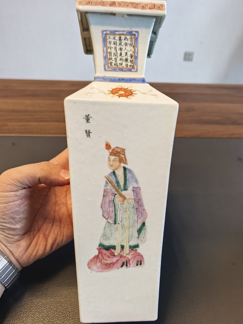 古玩陶瓷民國(guó)粉彩無(wú)雙譜人物詩(shī)文四方瓶拍賣(mài)，當(dāng)前價(jià)格9800元