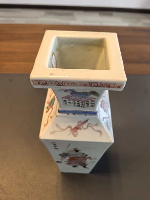 古玩陶瓷民國(guó)粉彩無(wú)雙譜人物詩(shī)文四方瓶拍賣(mài)，當(dāng)前價(jià)格9800元