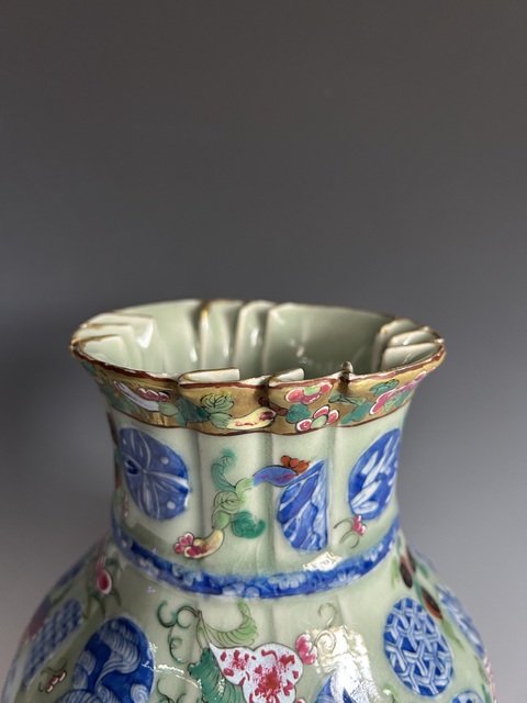 古玩陶瓷清中·青花加彩包袱瓶真品鑒賞圖