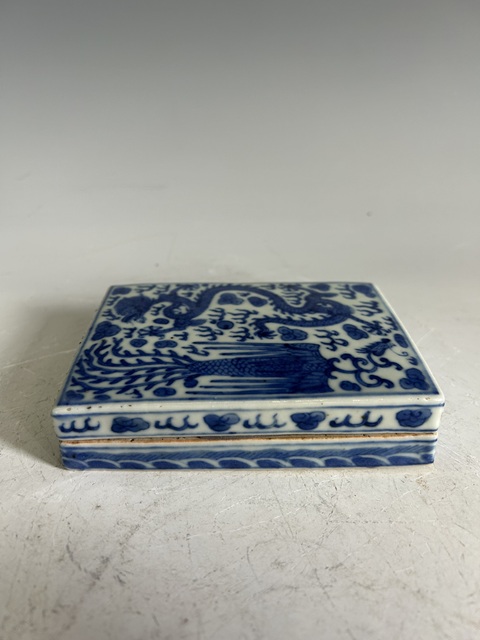 古玩陶瓷明·萬歷青花龍鳳紋墨盒真品鑒賞圖