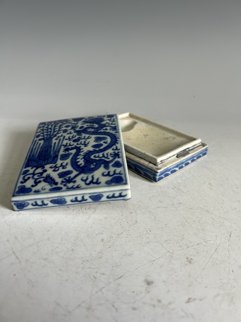 古玩陶瓷明·萬歷青花龍鳳紋墨盒真品鑒賞圖