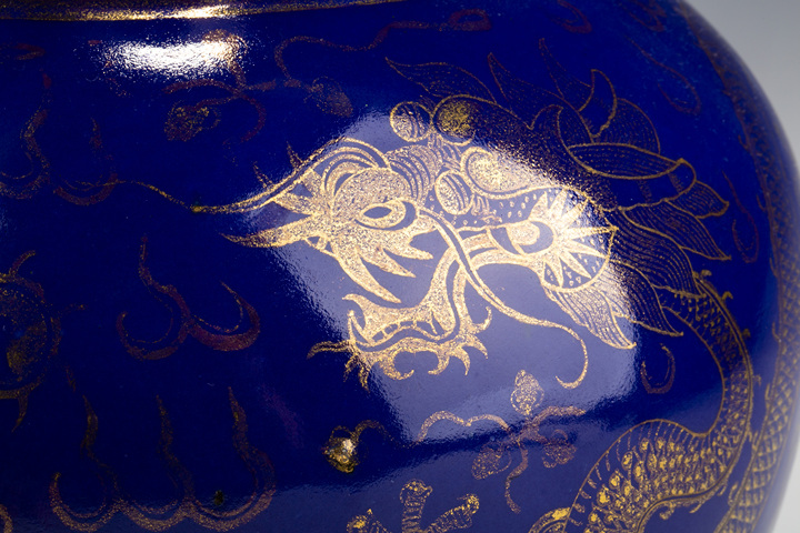 古玩陶瓷晚清·藍釉描金雙龍戲珠紋賞瓶拍賣,當前價格2176元
