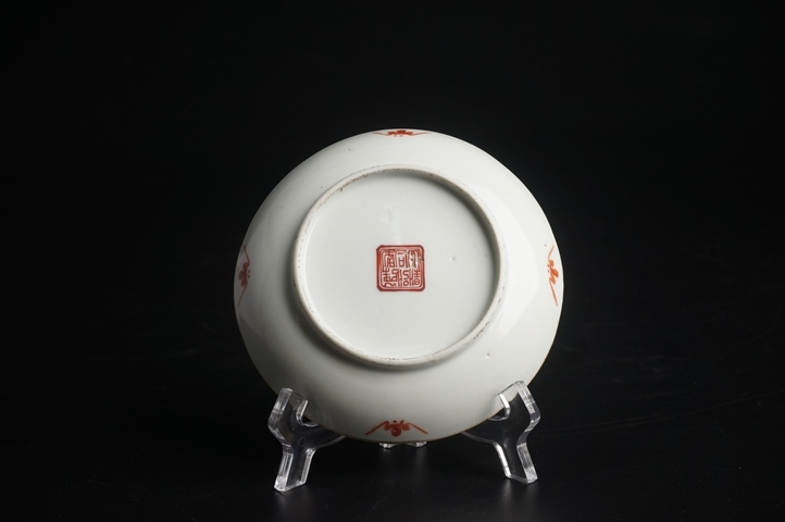 古玩陶瓷清同治·藍地粉彩雙龍戲珠紋盤真品鑒賞圖