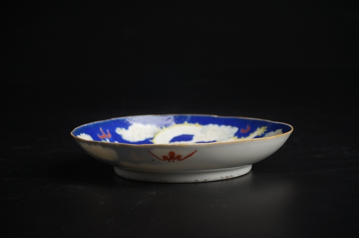 古玩陶瓷清同治·藍地粉彩雙龍戲珠紋盤真品鑒賞圖