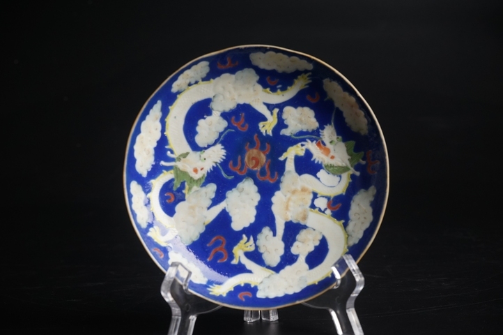 古玩陶瓷清同治·藍地粉彩雙龍戲珠紋盤真品鑒賞圖