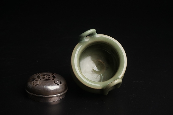 古玩陶瓷元末明初·青釉雙耳三足爐真品鑒賞圖