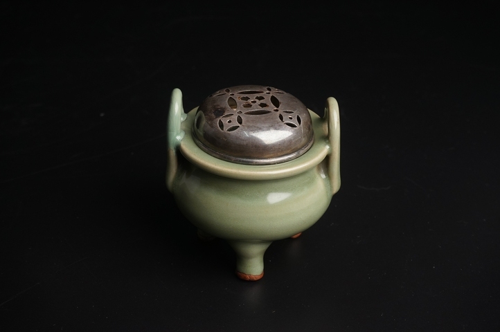 古玩陶瓷元末明初·青釉雙耳三足爐真品鑒賞圖