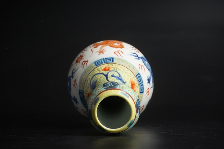 古玩陶瓷晚清·青花礬紅粉彩云龍紋蒜頭瓶真品鑒賞圖