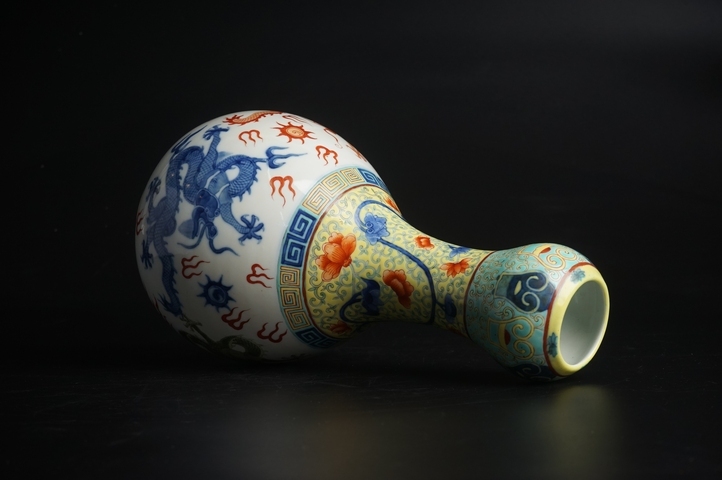 古玩陶瓷晚清·青花礬紅粉彩云龍紋蒜頭瓶真品鑒賞圖