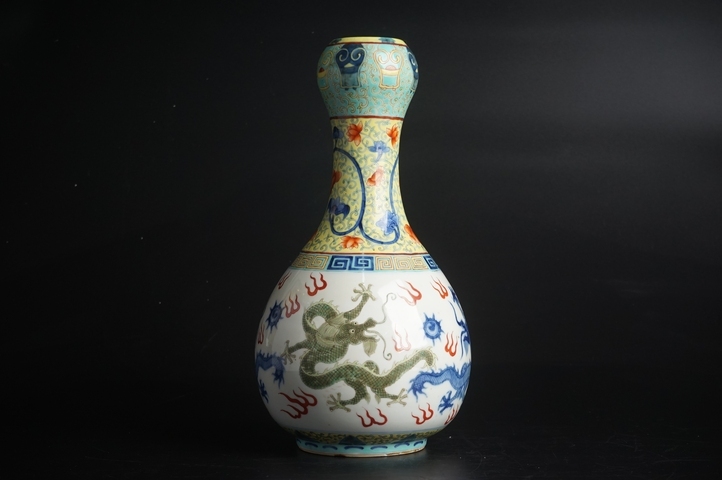 古玩陶瓷晚清·青花礬紅粉彩云龍紋蒜頭瓶真品鑒賞圖
