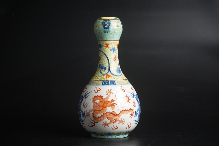 古玩陶瓷晚清·青花礬紅粉彩云龍紋蒜頭瓶真品鑒賞圖