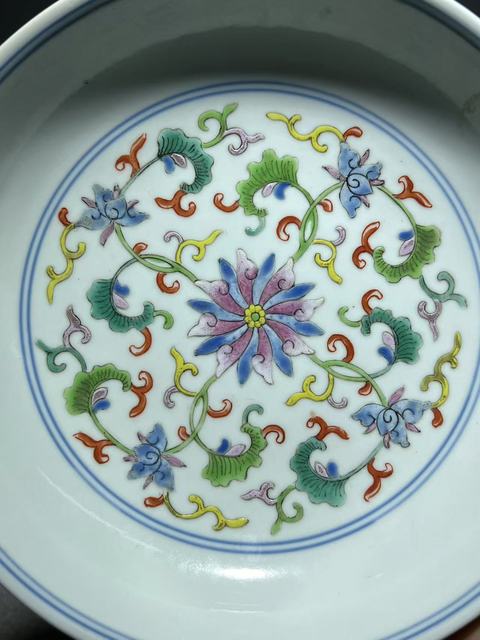 古玩陶瓷粉彩花卉紋臥盤真品鑒賞圖