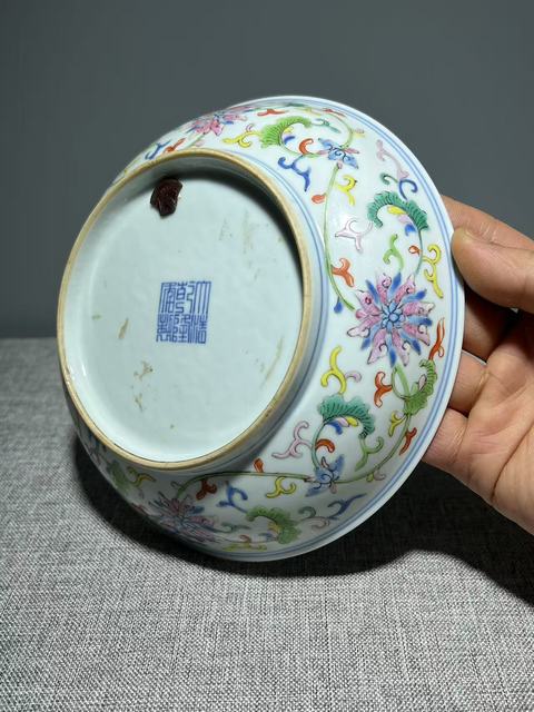 古玩陶瓷粉彩花卉紋臥盤真品鑒賞圖